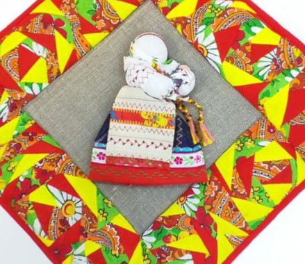 картинка Панно в стиле "Лоскутная мозаика" с одной куклой - закруткой изд. 3